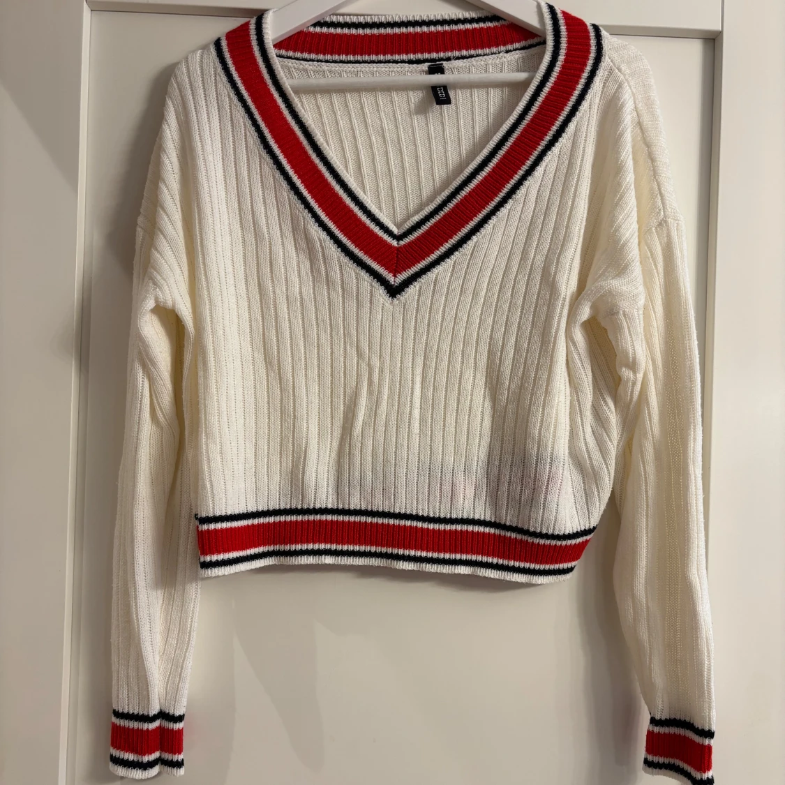 Vit ribbad stickad tröja - 1