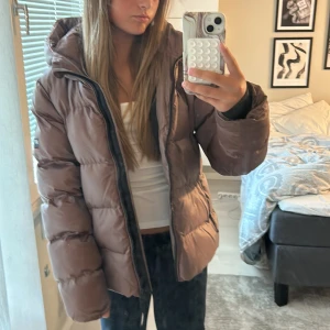 Meddela mig innan ni trycker köp!Brun pufferjacka från Superdry pris kan diskuteras. - Köptes för ungefär 1100kr men pris kan diskuteras Säljer en brun/röd pufferjacka från Superdry Sports Puffer Series. Jackan har huva, dragkedja framtill och två sidofickor med dragkedja. Fodrad och perfekt för kyliga dagar. Snygg, enkel design med diskreta svarta detaljer.