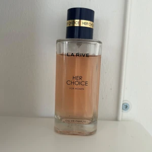 La Rive Her Choice Eau de Parfum - Säljer la rives her chice parfym som bara är lite andvänd för 65 kr!