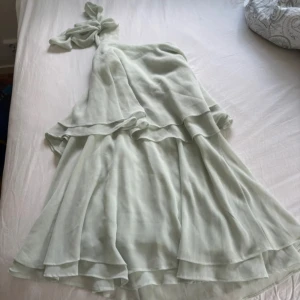 Ljusgrön klänning med volang - Superfin ljusgrön volangklänning storlek 38 från H&M💗