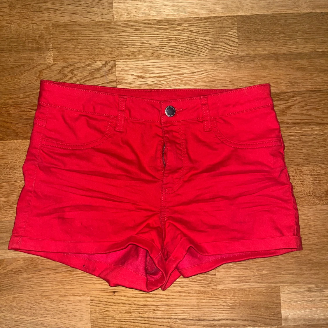 Röda shorts med fickor och dragkedja