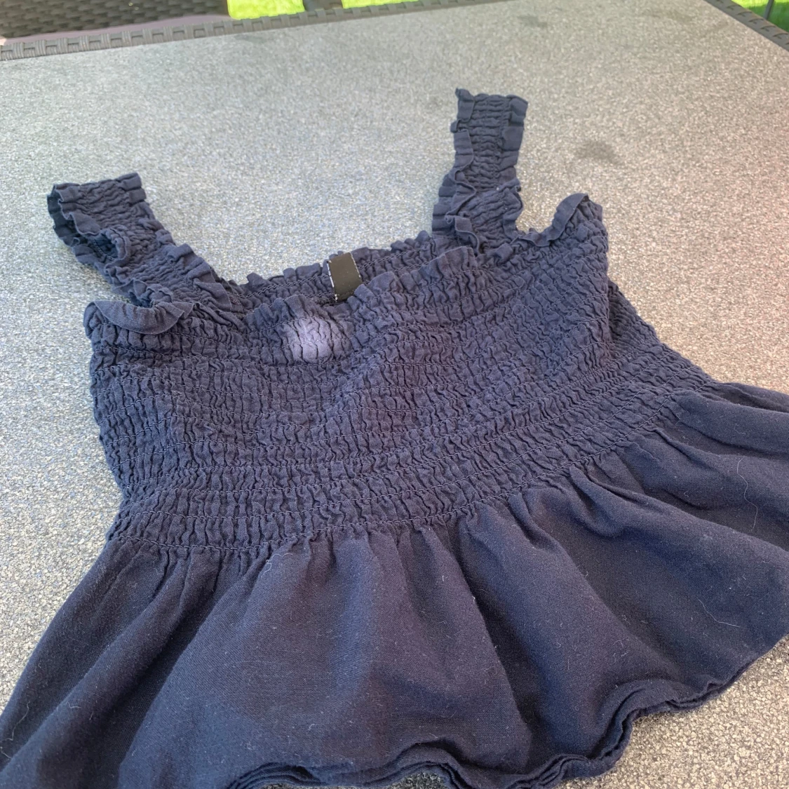 Mörkblå smockad linnetopp med volang - 1