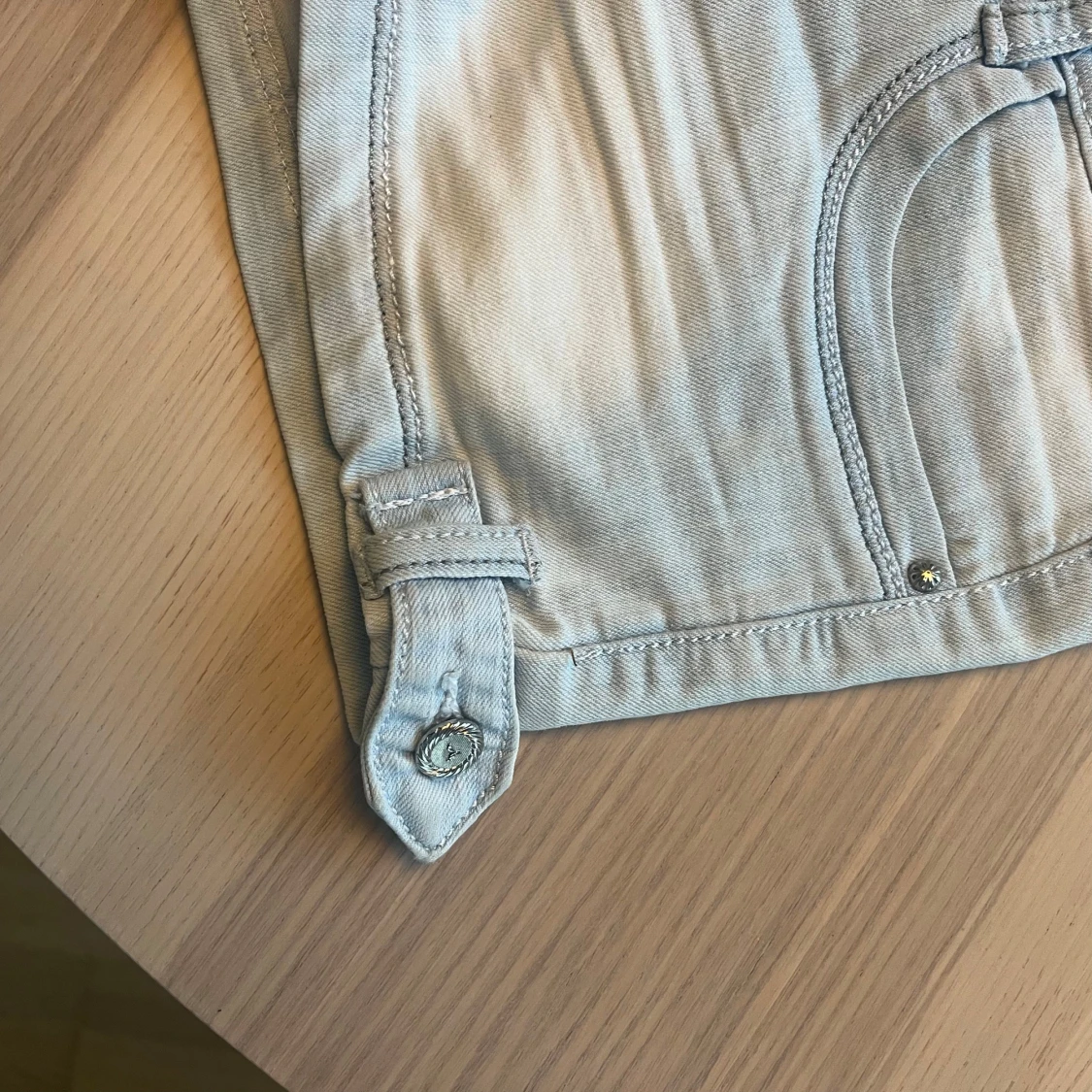 Ljusblåa jeansshorts från Cherri - 3