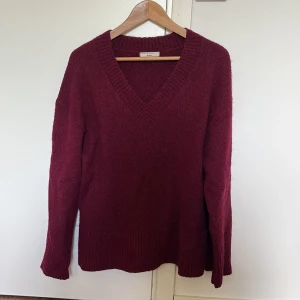 Vinröd stickad tröja - Vinröd stickad tröja från Gina Tricot! Overzise modell 