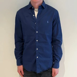 Ralph lauren skjorta - Hej säljer nu min fina Ralph lauren skjorta i storlek M. Den är i bra skick och kommer vara otroligt snygg nu i vår och framåt sommaren. Nypris cirka 1600kr! Vi kommer att sälja liknande produkter nu i vår och närmare sommar så glöm inte följa profilen!🌊🍾 81