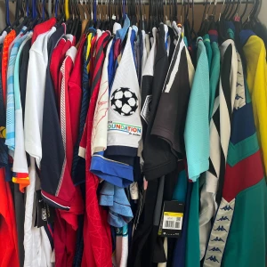 FOTBOLLSTRÖJOR SÖKES ALLA STORLEKAR OCH LAG  - Söker fotbollströjor även Tracktops från alla ligor och lag hör av dig till mig om du vill sälja 