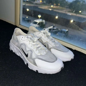 Nike Renew sneakers vita/grå - Nike Renew sneakers knappt använda riktigt bra skick