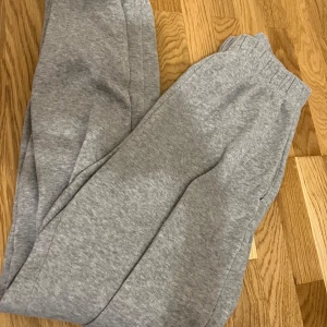 Gråa mjukisbyxor  - Snygga grå mjukisbyxor med avslappnad passform. Perfekta för när du vill vara bekväm eller bara nu inför hösten och vintern . Tillverkade i mjukt bomullsmaterial som känns skönt mot huden. Jag skulle säga att de passar båda XS, S och även M.
