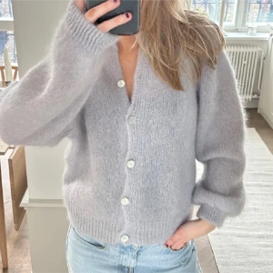 Kofta i mohair (köp för 400 för fri frakt!) - En jättesöt kofta i 76% mohair som jag knappast använt! Perfekt för kalla sommarkvällar eller på hösten!❤️ färgen är lila/ grå!