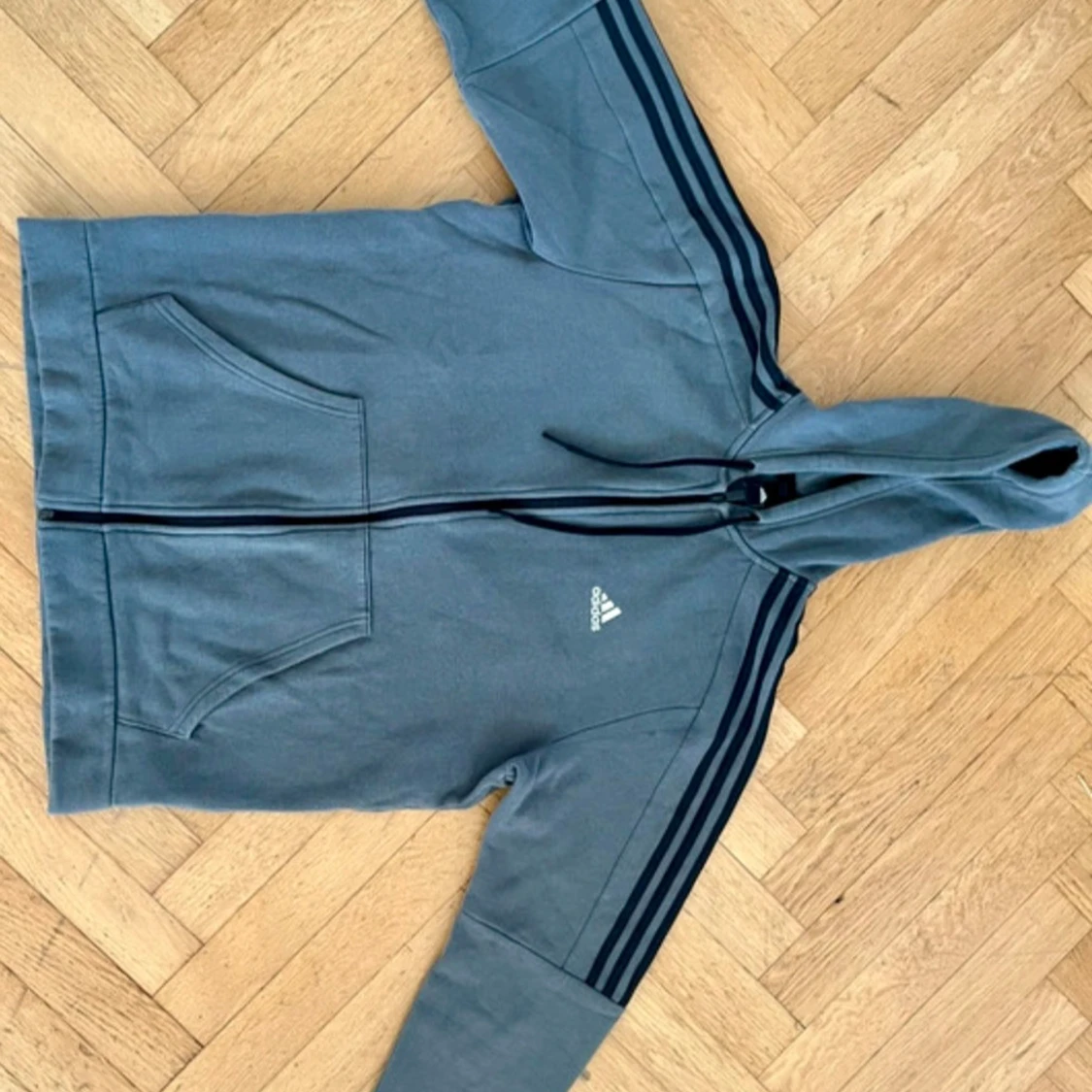 Grå hoodie från Adidas med svarta ränder