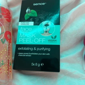 ansiktsmask  - Köpte p normal . Finns bara 2 kvar men använder inte för har känslig hy. Peel off mask 