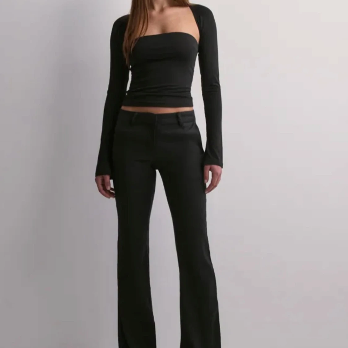 Svarta linnebyxor med utsvängda ben