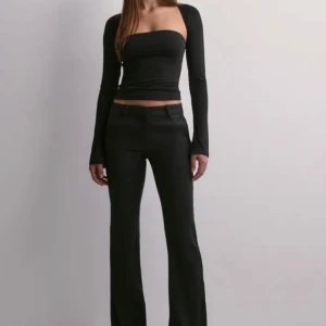 Svarta linnebyxor med utsvängda ben - Samma här som dom beigea. Svarta Linnebyxor med utsvängda ben. Har en regular midja och dessa har jag aldrig använt. 