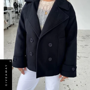 Mörkblå kappa - Stilren mörkblå kappa med dubbelknäppning och breda slag. Jackan har en fin passform och är tillverkad i ett tjockare material som känns lyxigt. Perfekt för dig som vill ha en klassisk look. Nypris 799 kr tror ja