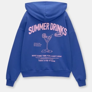 SÖKER  denna marinblåa hoodie med rosa tryck - Hej! Jag söker denna fina marinblåa hoodie ifrån pull&bear. Hör gärna av er om ni själva säljer eller vet någon annan som säljer❣️