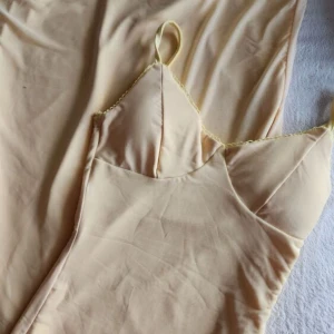 Gul lång klänning  - Oanvänd gul lång klänning, riktigt bra kvalite och dubbel tyg, padding vid brösten och justerbara band💕