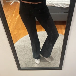 Kostymbyxor  - Modell Vera, låg midja med slits i benet, normala i storlek, raka i benen. Köparen står för frakten 