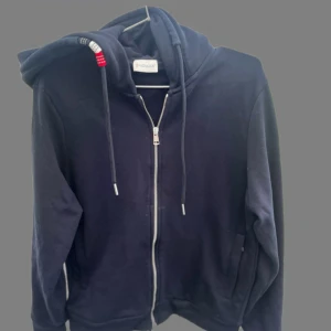  Moncler Tröja - Svart tröja från Märket Moncler⚫️ Tröjan är i storlek S köpt begagnat men innan det köpt på Nk i Stockholm enligt honom🤩 Nypris på en så här runt 6 tusen vårt pris 1599 pga inget äkthetsbevis tyvärr..💸 hör av er vid frågor> 
