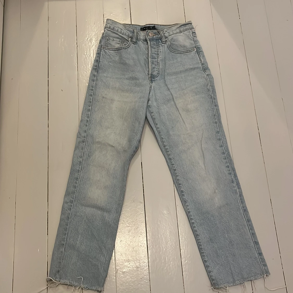 Ljusblå raka jeans från Amisu