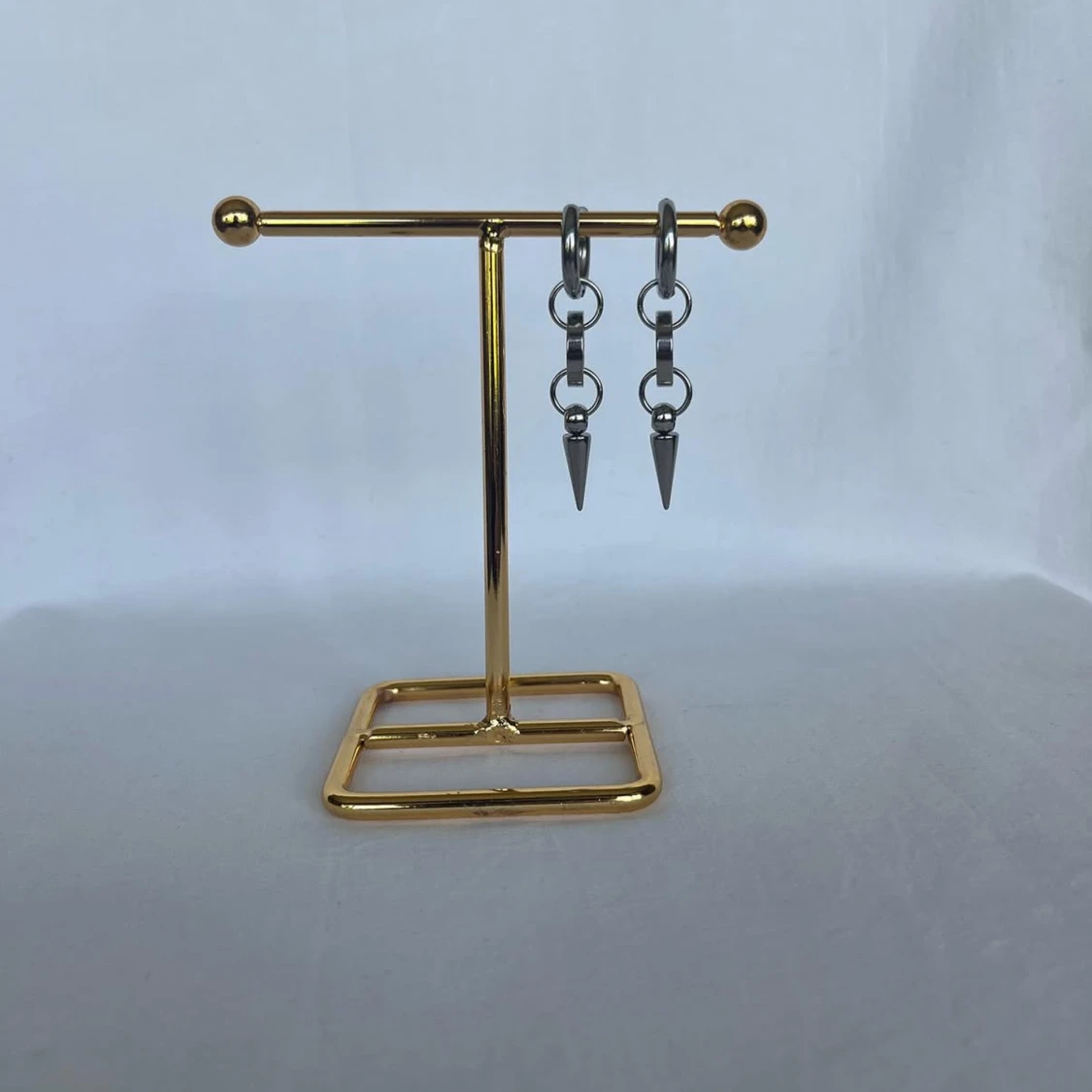 Silvriga örhängen med kedjor och spikes - 2