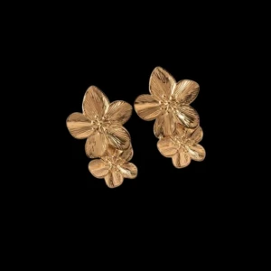 Blommiga örhängen i guld och silver - Två par örhängen med dubbla blommor, ett par i guldton och ett i silverton. De har en snygg, detaljerad blomform med tydliga kronblad och en glansig finish. Perfekta för dig som vill sticka ut med en cool och trendig accessoar.