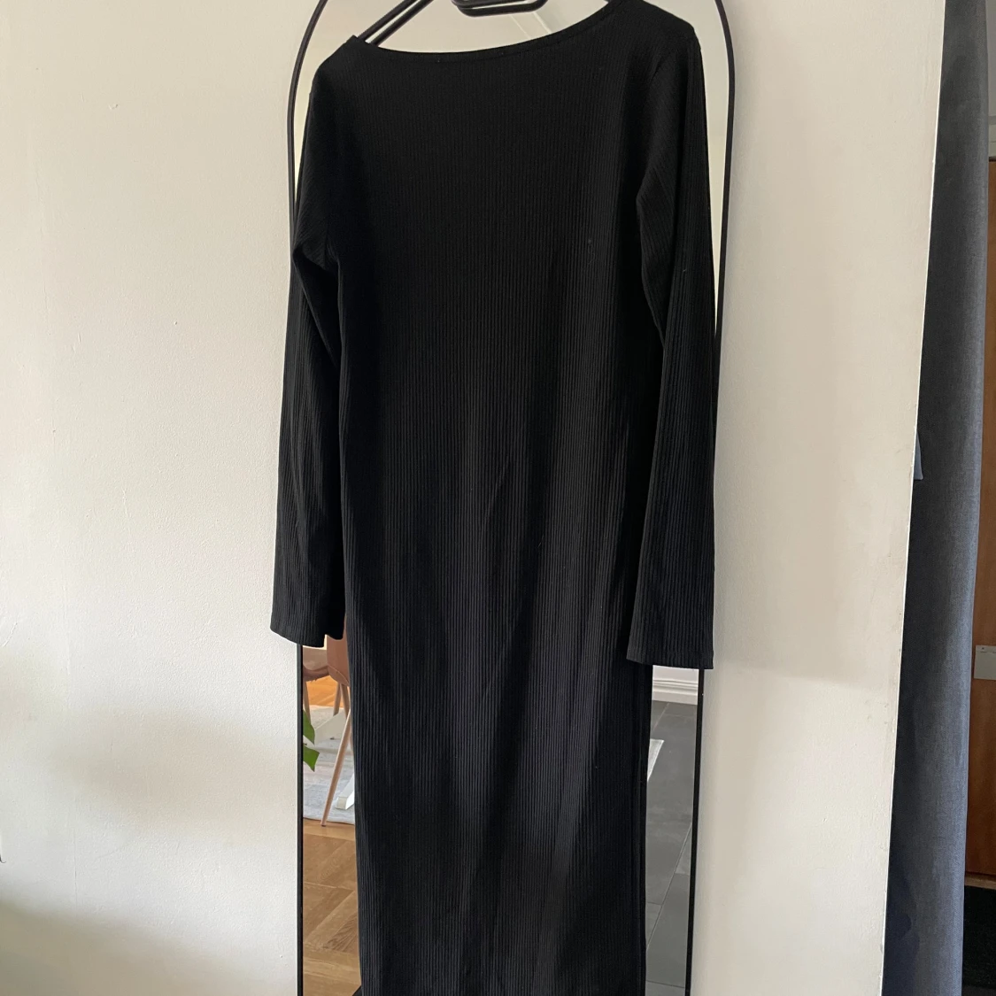 Långärmad klänning med slit - 4