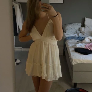 Vit klänning - En jättesöt lite kortare klänning med snörning i ryggen, finns ingen lapp i men skulle säga att det är en S🤍Knappt använd