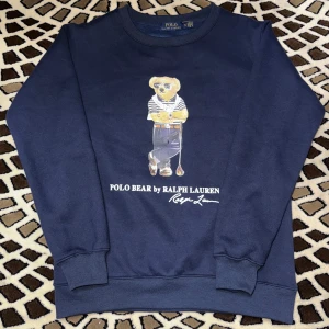 Polo Ralph Lauren Sweatshirt - Nytt skick marinblå sweatshirt från Polo Ralph Lauren. Priset är inte hugget i sten och går att diskutera vid snabb affär!🥂