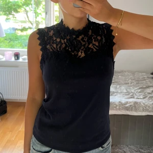 Marinblå spets topp - Jätte fin marinblå/mörkblå spets topp från Orsay med öppen rygg💙aldrig använt & mycket bra skick💙passar S-M💙hör av dig vid frågor!!