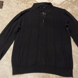 Svart pikétröja med dragkedja - Svart långärmad pikétröja. Bra skick 8/10. Storlek M. Pris kan diskuteras
