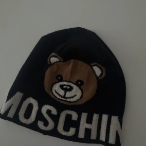  Moschino mössa  - Svart mössa från Moschino. Först till kvarn. Går inte att få tag på den mer.