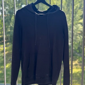  Brown Avenue hoodie - Säljer nu denna riktigt snygga tröjan från Brown avenue, skick: 7/10 den har gått sönder lite vid halsen men absolut inget man märker av, ny pris: runt 3000kr, mitt pris: 749kr🙌🏼🙌🏼// Wilmer