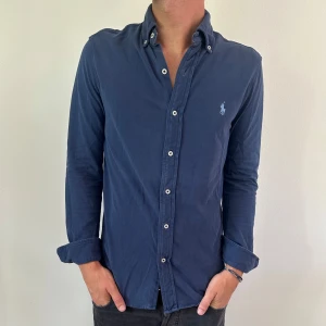 Ralph lauren skjorta  - En as schysst skjorta från Ralph lauren. Storlek S och modellen på bilden är ca 182 cm. Fint skick, köp för endast 499kr.  