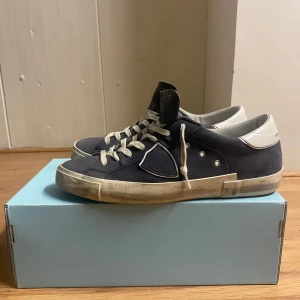 Mörkblå Philippe Model i mocka bytes/säljes - Tja! Säljer/byter ett par tvärfeta dojjer från märket Philippe modell. Skick 9/10. Använt väldigt försiktigt, endast gått till stan/skolan med dem. 🍾 Hör av er vid frågor å funderingar 👍 bytes gärna mot skor i strl 43