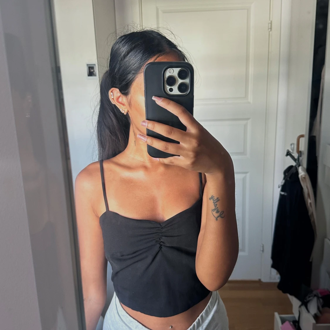 Svart croppad linnetopp med rynk