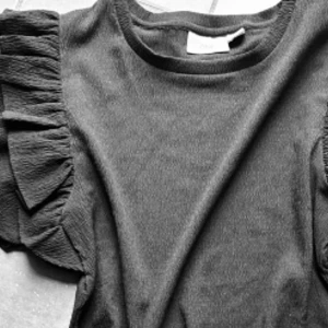 Svart blus från Zink! - Svart blus med volanger i "Stockholm Style" i storlek XS (stretchig och stor i storlek så mer som S) från Zink. Oanvänd.