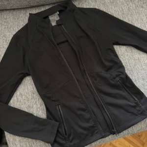  Aim’n / Aim'n svart jacka - Svart, sportig jacka från amn i stretchigt material med dragkedja framtill och två dragkedjeförsedda fickor. Helt ny, utan tags! Skriv till mig vid frågor eller prisförslag, kan tänka mig och sälja lite billigare vid snabbaffär.