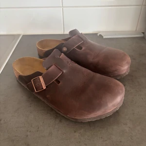 Birkenstock Boston oiled leather storlek 43 - Bruna Birkenstock boston i färgen habana. Använda cirka 2 gånger men är tyvärr en storlek för stora för mig.