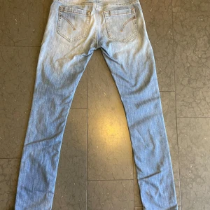 Dondup George - Säljer ett par Dondup jeans i modellen George - Skinny fit (sitter mer som slim fit). De är i storlek 30 och har en ljusblå tvätt,  perfekt nu under sommaren och hösten. De är i mycket fint skick, men tecken på användning finns. Om du har några funderingar eller vill ha fler bilder så är det bara att skriva!🙌 Pris kan diskuteras.