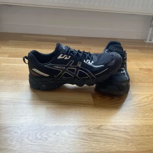 Svarta Asics Gel-Venture sneakers - Helt nya asics gel Keyno köpta på Asics hemsida för cirka 2 veckor sen. Nypris 1100kr säljs för 700 ligger ute på Vinted också. Använda 1 gång inga märken 