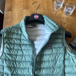 Colmar dunväst i pastellfärger - Säljer flera snygga quiltade dunvästar från Colmar i pastelliga färger som ljusblå, mintgrön och beige. Västarna har dragkedja framtill, två sidofickor med dragkedja och Colmar-logga på bröstet. Pris 1,5 tusen styck för varje eller ta alla för 4 tusen 