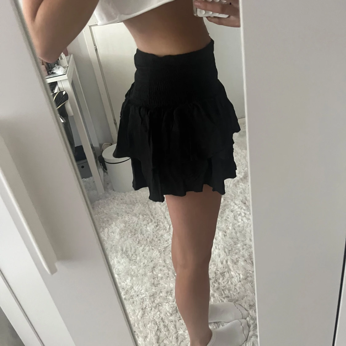 Svart volangkjol med resårmidja - 2