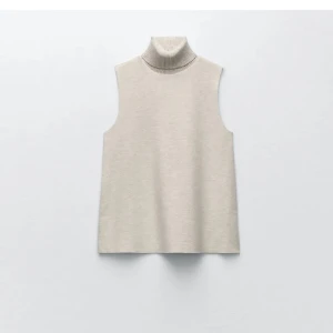 Beige polotopp ärmlös - Beige topp med hög krage från Zara. Den är endast använd fåtal gånger och är i mycket fint skick. Pris går absolut att diskutera😊Nypris 299