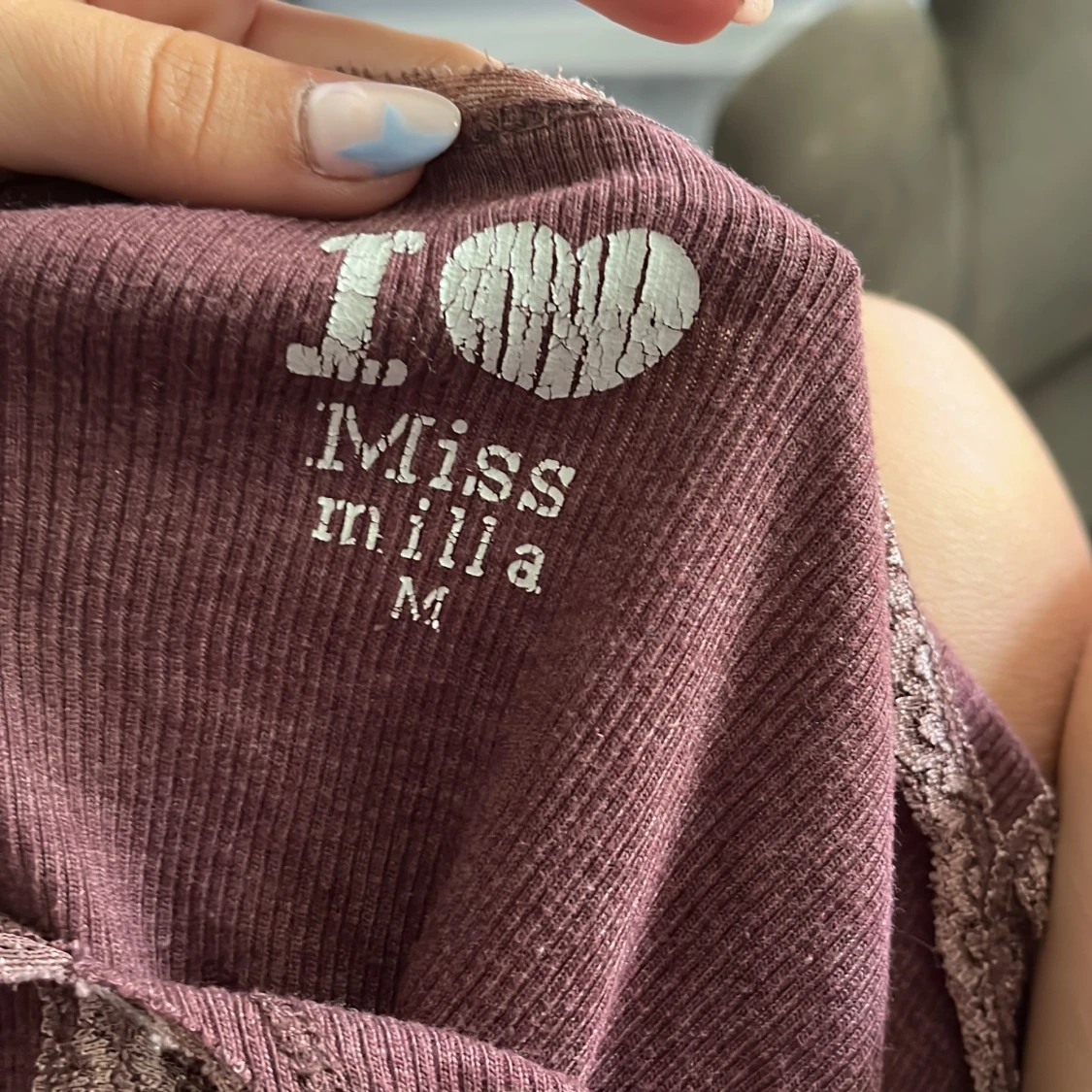 Linnetopp i mörk lila från Miss Milla - 1