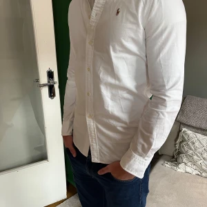 Ralph Lauren skjorta M - Säljer en fet Ralph Lauren skjorta custom fit i storlek M. Sitter riktigt bra! Skriv vid minsta fråga!