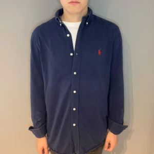 Polo Ralph Lauren skjorta  - Polo Ralph Lauren skjorta | storlek m | skick 10/10 | fraktar via PostNord eller Instabox på köparens bekostnad | hör av dig vid funderingar 