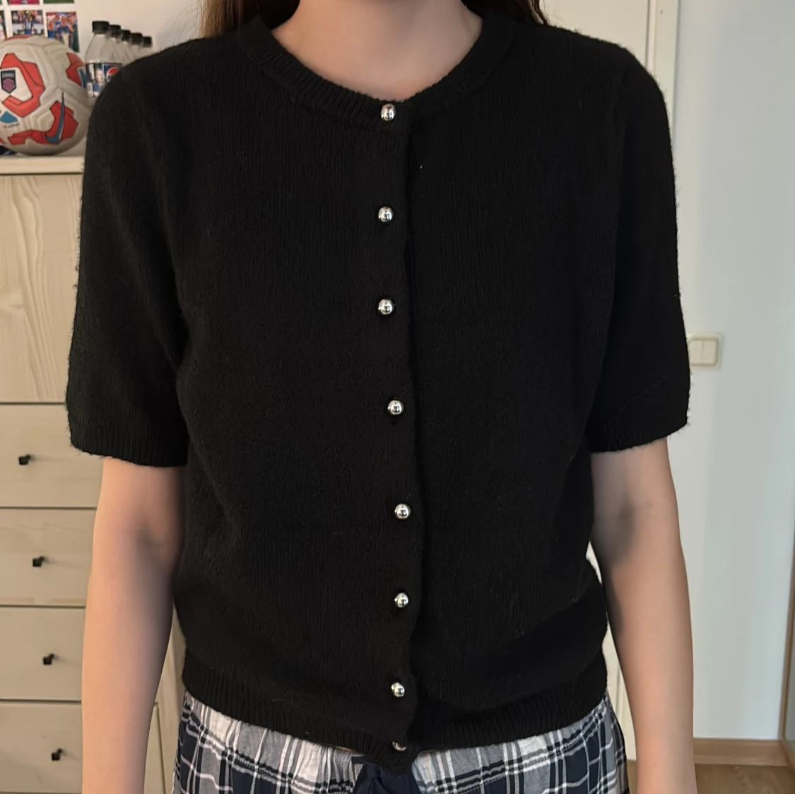 Svart kofta med pärlknappar från H&M