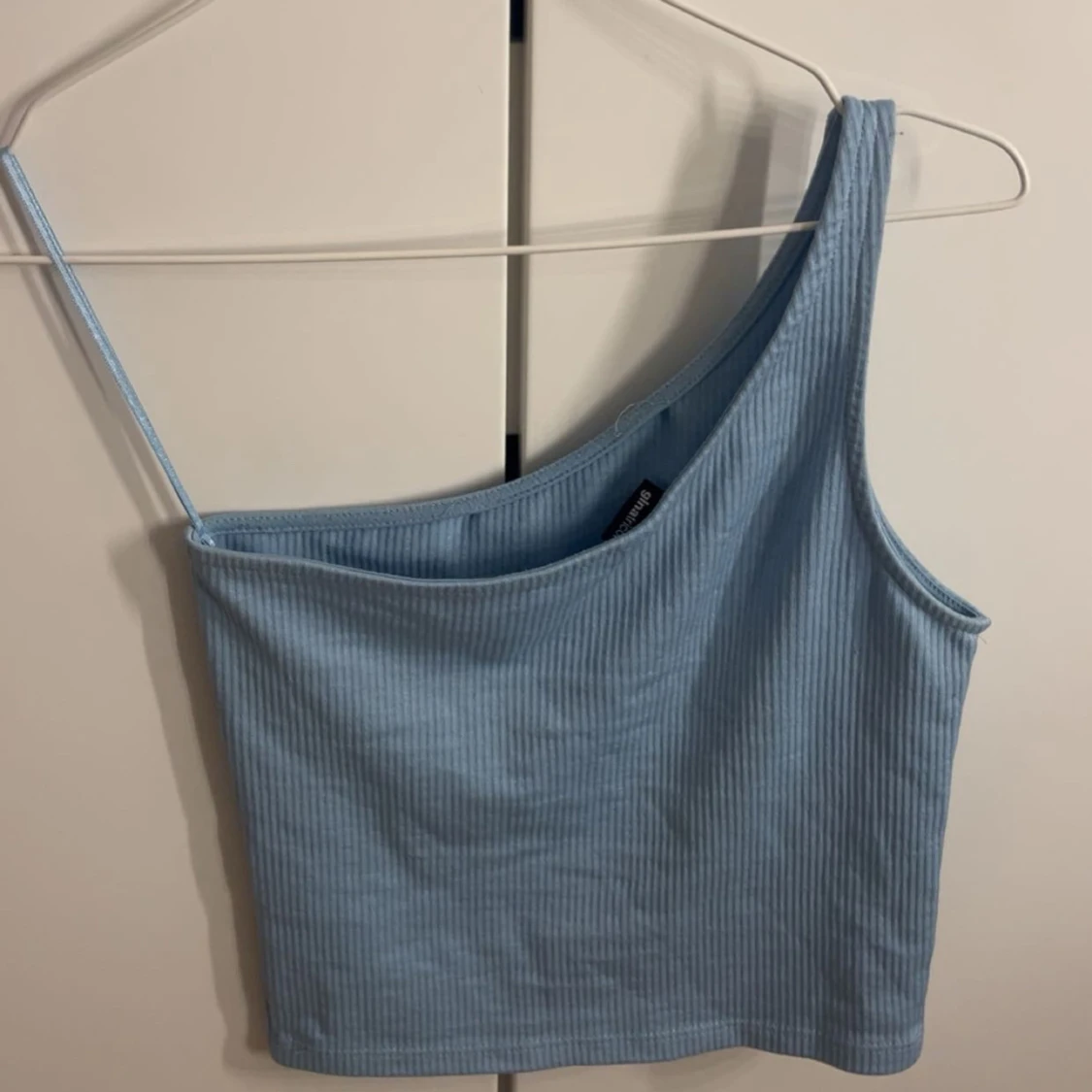 Ljusblå ribbad oneshoulder topp🤍 - 1
