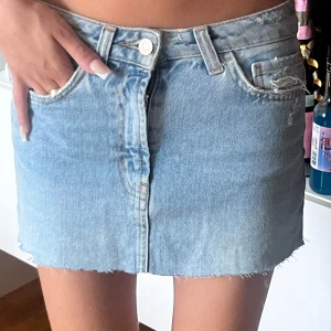 Ljusblå jeanskjol från Bik Bok XS - Säljer en ljusblå jeanskjol från Bik Bok i storlek XS. 