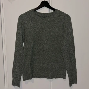 Grön stickad tröja från Vero Moda XS - Mysig grön stickad tröja från Vero Moda i storlek XS. Tröjan har en enkel och stilren design med rund halsringning och långa ärmar. 